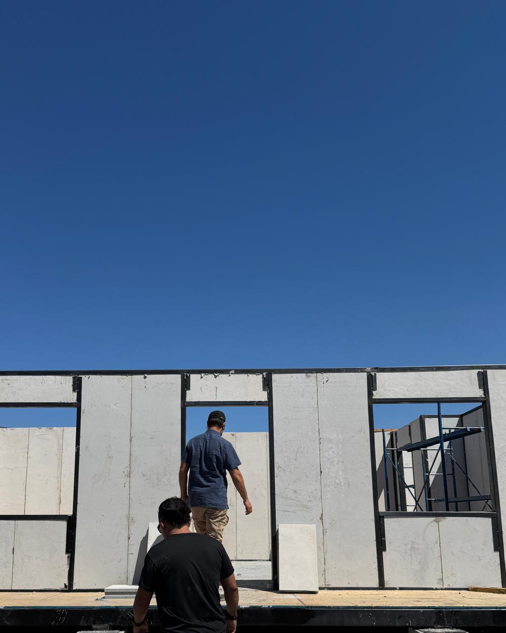 Montaje de paneles SIP en obra con equipo Elementa