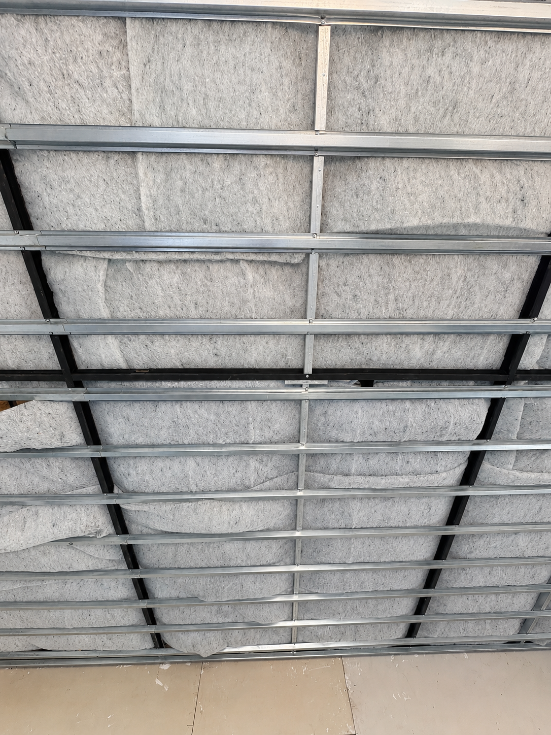 Detalle de aislación y perfilería en cielo interior